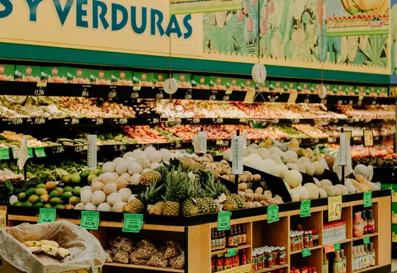 Rayon de fruits et légumes dans un supermarché en Espagne, symbole du coût alimentaire