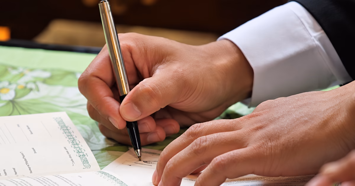 Signature de documents officiels illustrant les frais de notaire en Espagne