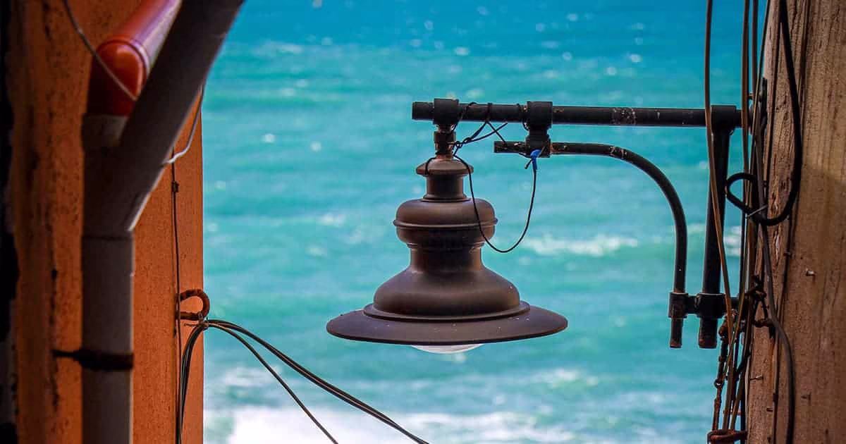 Lampe ancienne avec vue sur la mer Méditerranée, illustrant l’immobilier en Espagne en bord de mer