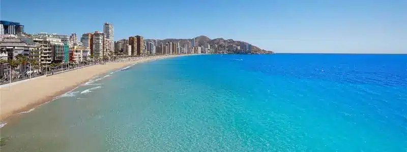 Vue sur la plage et le front de mer d’Alicante, ville de la Costa Blanca offrant un excellent rendement locatif en 2026