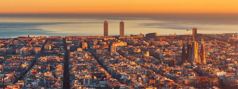 Vue aérienne de Barcelone et de la Sagrada Familia au lever du soleil, destination phare pour les investisseurs internationaux en 2026