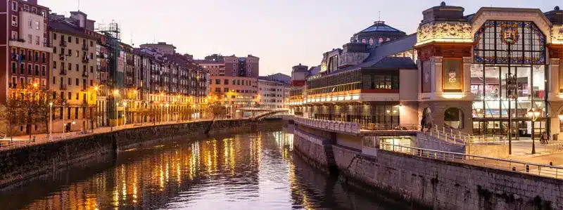 Vue sur le centre-ville et la rivière de Bilbao au crépuscule, ville du nord d’Espagne au marché immobilier stable et attractif