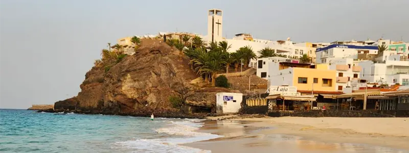 Plage dorée et village côtier à Fuerteventura, îles Canaries — un lieu privilégié pour investir dans l’immobilier locatif en 2026