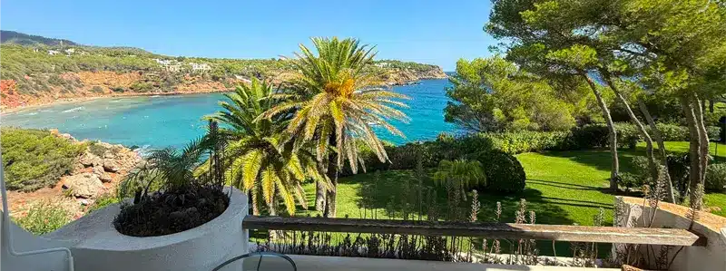 Vue depuis une terrasse sur la mer turquoise d’Ibiza, destination prisée pour les investisseurs haut de gamme en Espagne en 2026