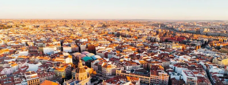 Vue panoramique sur Madrid au coucher du soleil, capitale espagnole considérée comme une valeur sûre pour investir en 2026