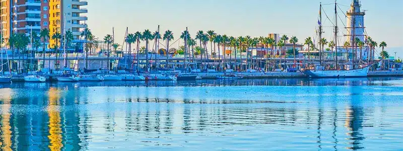 Vue aérienne du port de Málaga et de la côte méditerranéenne, symbole de la croissance du marché immobilier andalou en 2026
