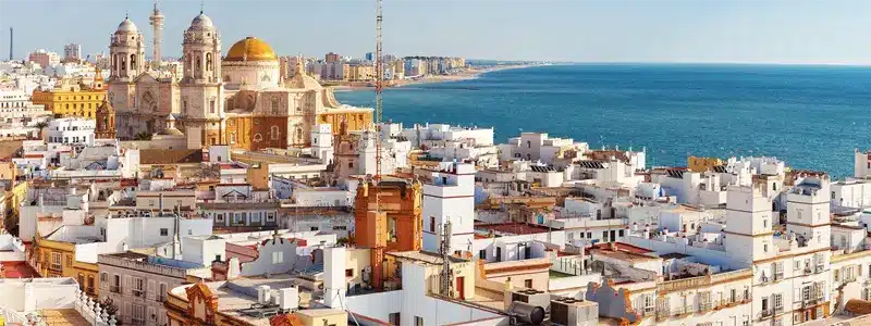 Vue sur la cathédrale et les toits de Séville, ville andalouse dynamique offrant de belles opportunités d’investissement immobilier en 2026