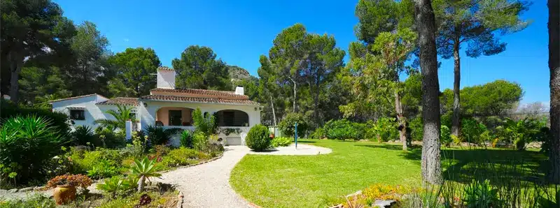 Maison typiquement valencienne entourée de verdure, symbole du marché immobilier stable et attractif de Valence en 2026