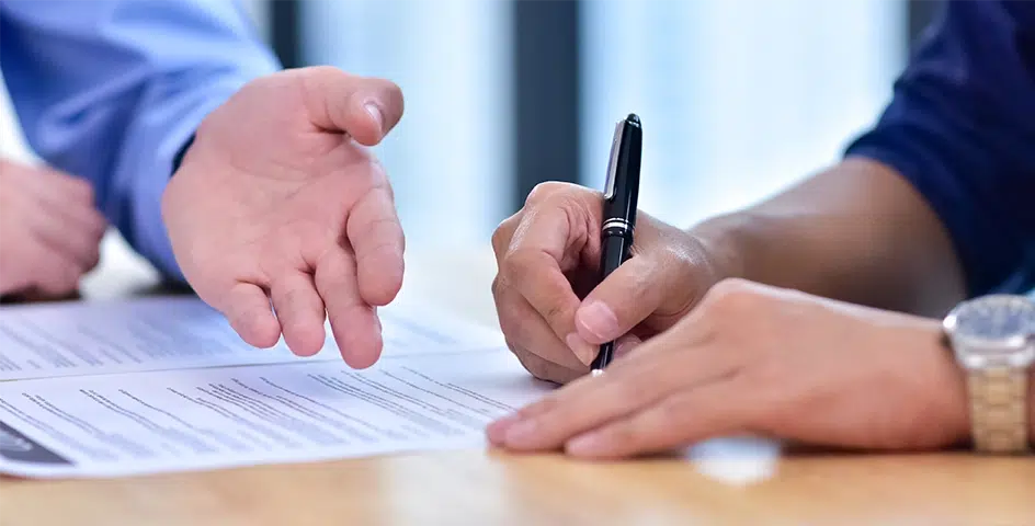 Signature d’un contrat hypothécaire en Espagne avec explication des clauses sensibles et pièges à éviter