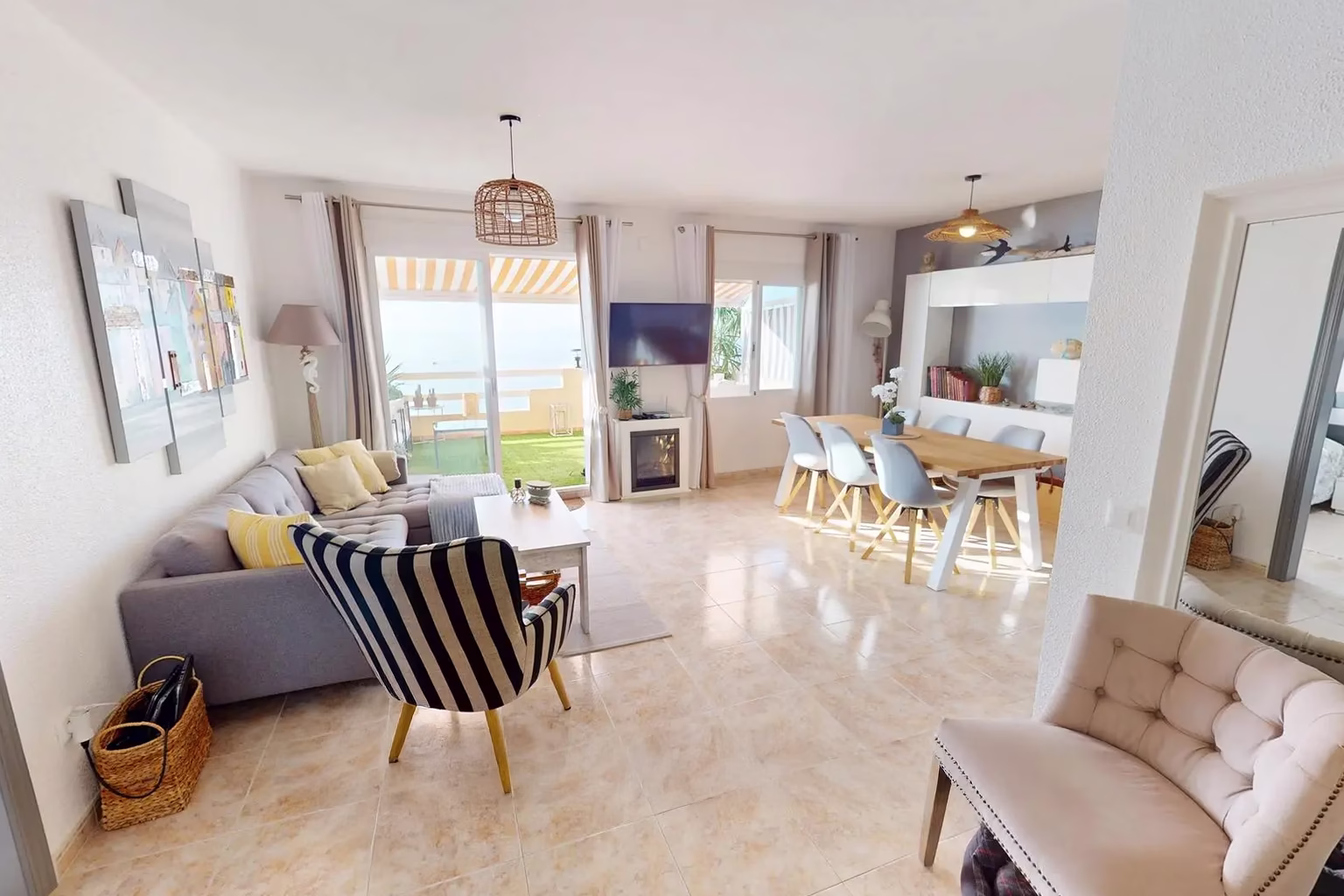 Salon d'un appartement avec une vue mer à Peníscola