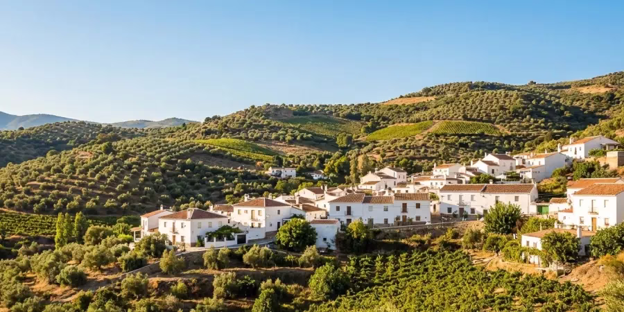 Village en Espagne avec maisons sans cédula de habitabilidad illustrant la possibilité légale d’acheter un bien immobilier sans certificat d’habitabilité