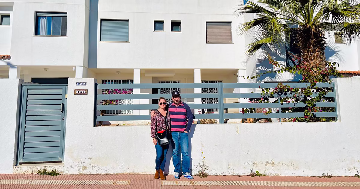 bale Couple devant une maison à Peníscola