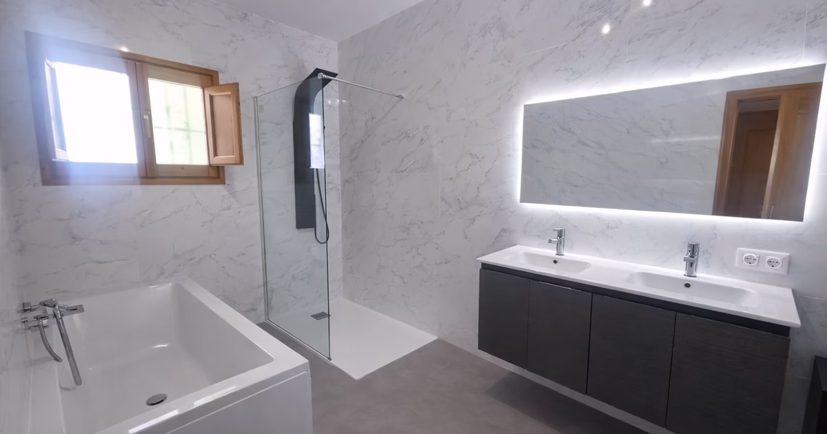 Salle d'un bain moderne