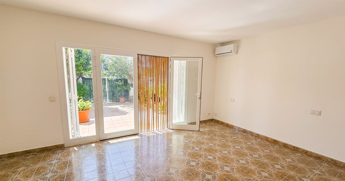 Salon vide d'une maison à Cambrils