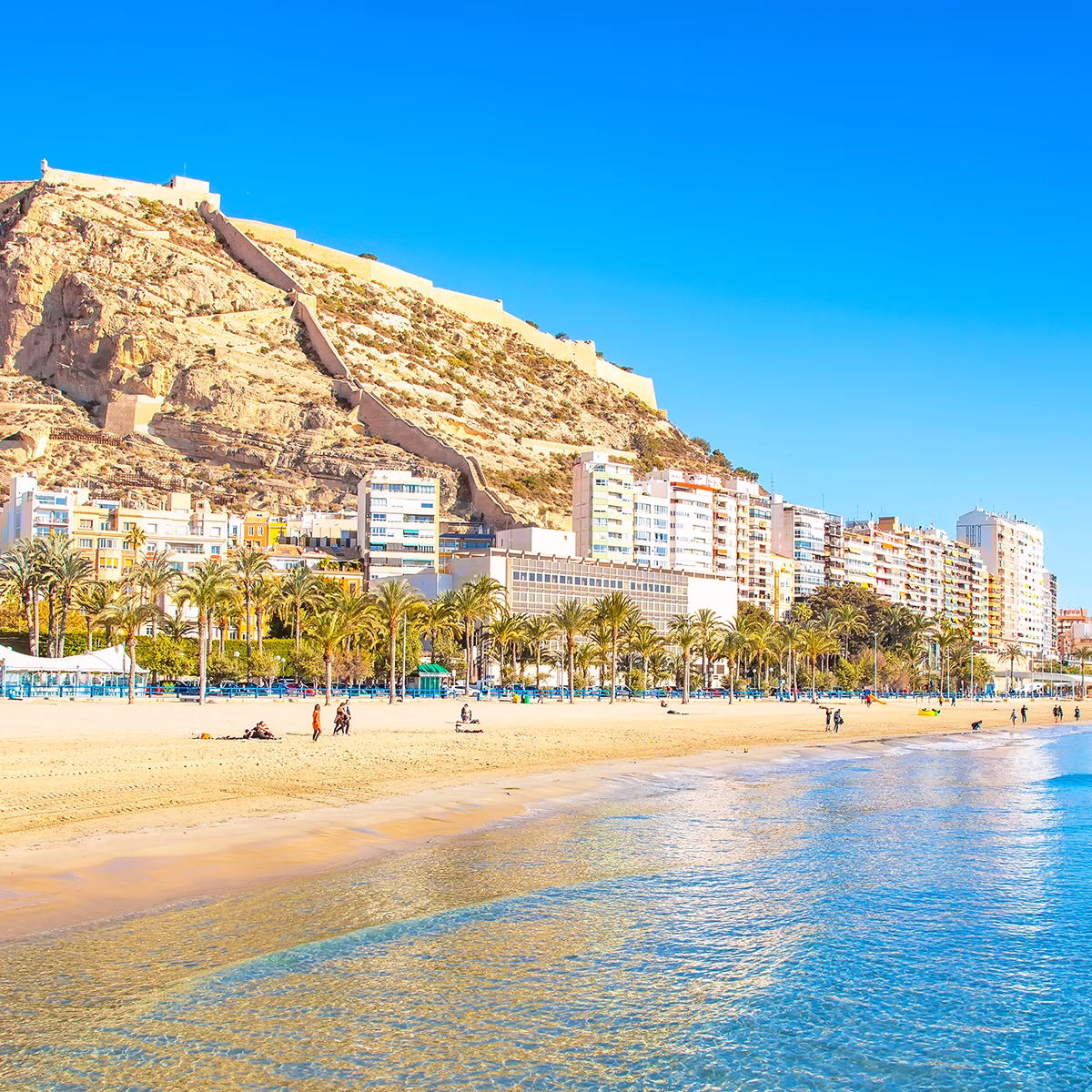 Plage du Postiguet à Alicante au pied du château de Santa Bárbara — acheter un appartement ou une maison avec Olé Immobilier