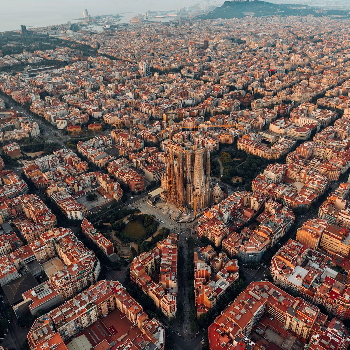 Vue aérienne de Barcelone : la trame de l'Eixample et la Sagrada Família — acheter un appartement avec Olé Immobilier