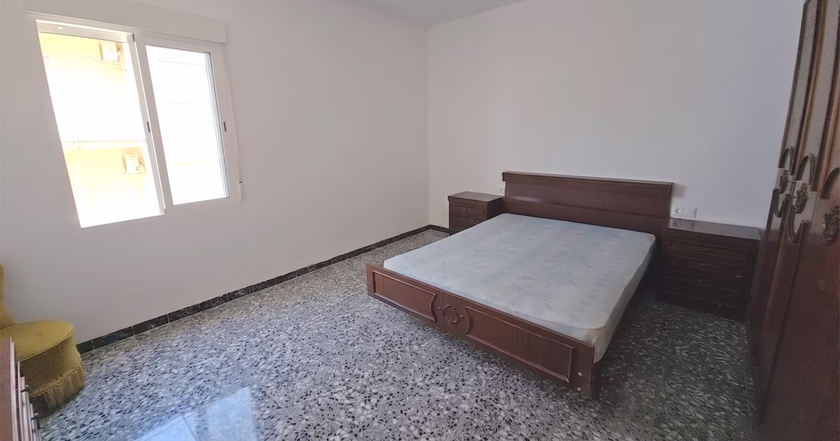 chambre-appartement-benicarlo-costa-azahar Chambre principale d’un appartement à Benicarló sur la Costa Azahar, espace lumineux avec mobilier de rangement, située dans un logement proche des commerces, du port et des plages de la côte méditerranéenne espagnole.