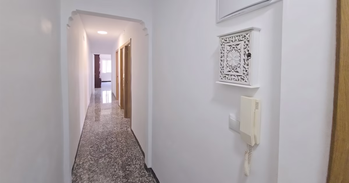 couloir-appartement-benicarlo-costa-azahar Couloir de distribution d’un appartement à Benicarló sur la Costa Azahar, logement lumineux offrant plusieurs pièces dans une résidence proche du centre-ville et du littoral méditerranéen espagnol.