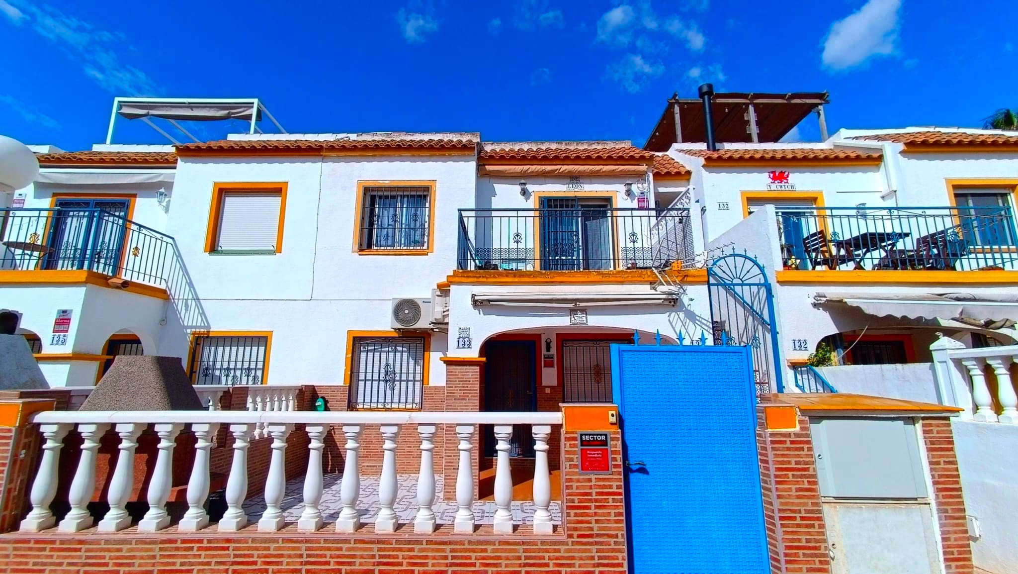 Façade d’une maison mitoyenne à Torrevieja sur la Costa Blanca, logement résidentiel en Espagne avec terrasse privative et environnement proche du littoral méditerranéen.