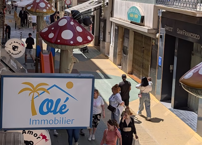L'enseigne Olé Immobilier dans la Calle San Francisco à Alicante, la rue des champignons