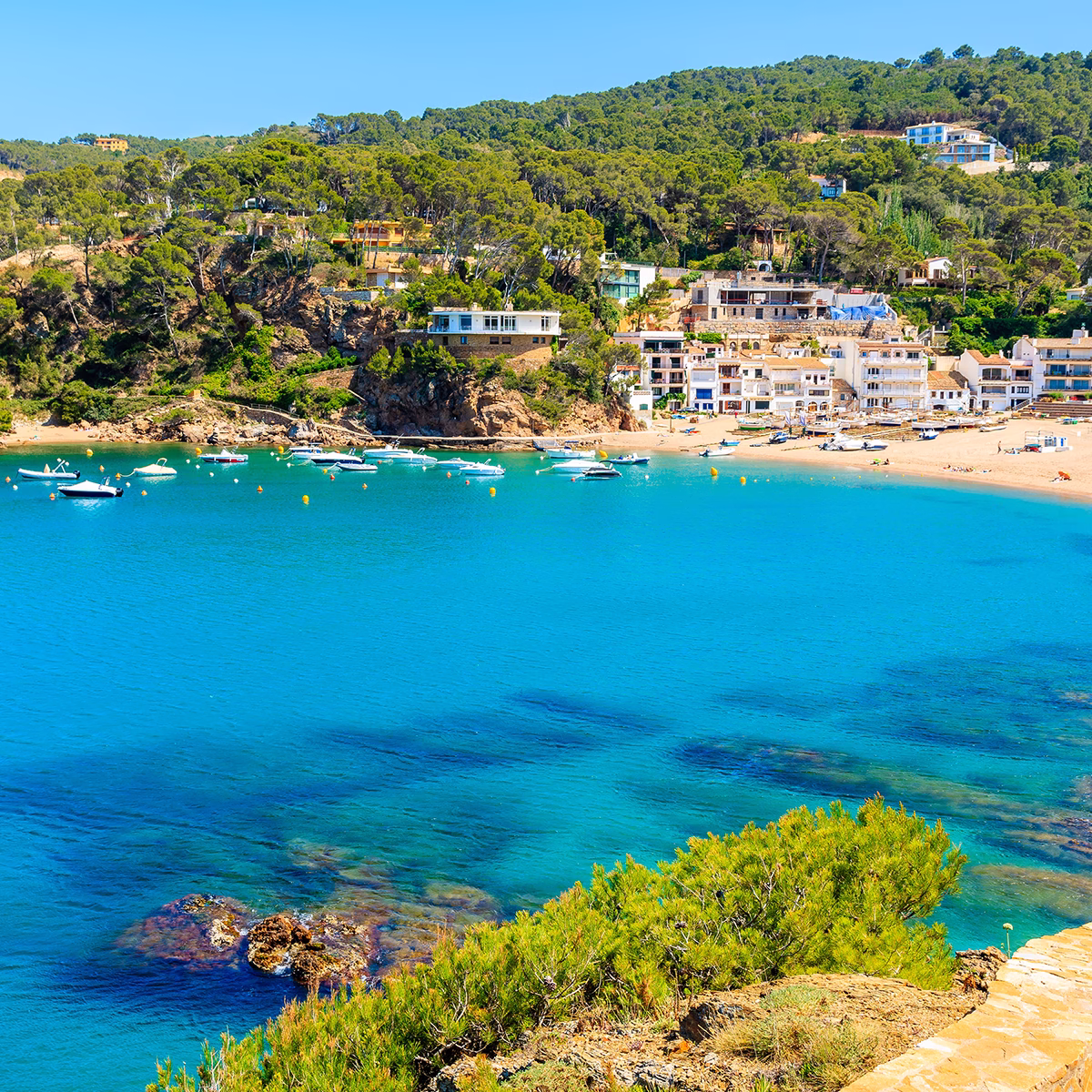 Crique aux eaux turquoise et village de la Costa Brava — acheter en Catalogne avec Olé Immobilier
