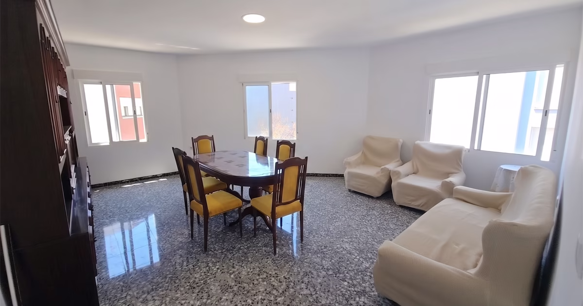 salon-appartement-benicarlo-costa-azahar Salon spacieux d’un appartement à Benicarló sur la Costa Azahar, pièce de vie lumineuse avec espace repas au cœur d’un bien immobilier proche du littoral méditerranéen espagnol.