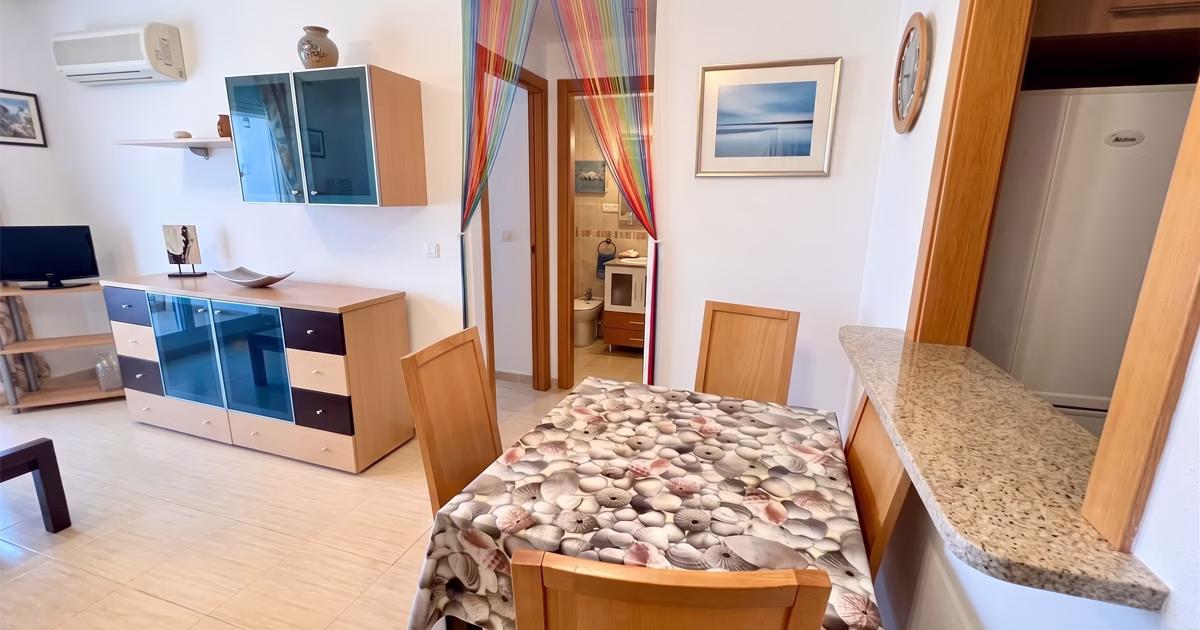 sejour-appartement-oropesa-del-mar-costa-azahar Séjour avec espace repas dans un appartement à Oropesa del Mar sur la Costa Azahar, logement fonctionnel proche du front de mer et des plages de la côte méditerranéenne espagnole.