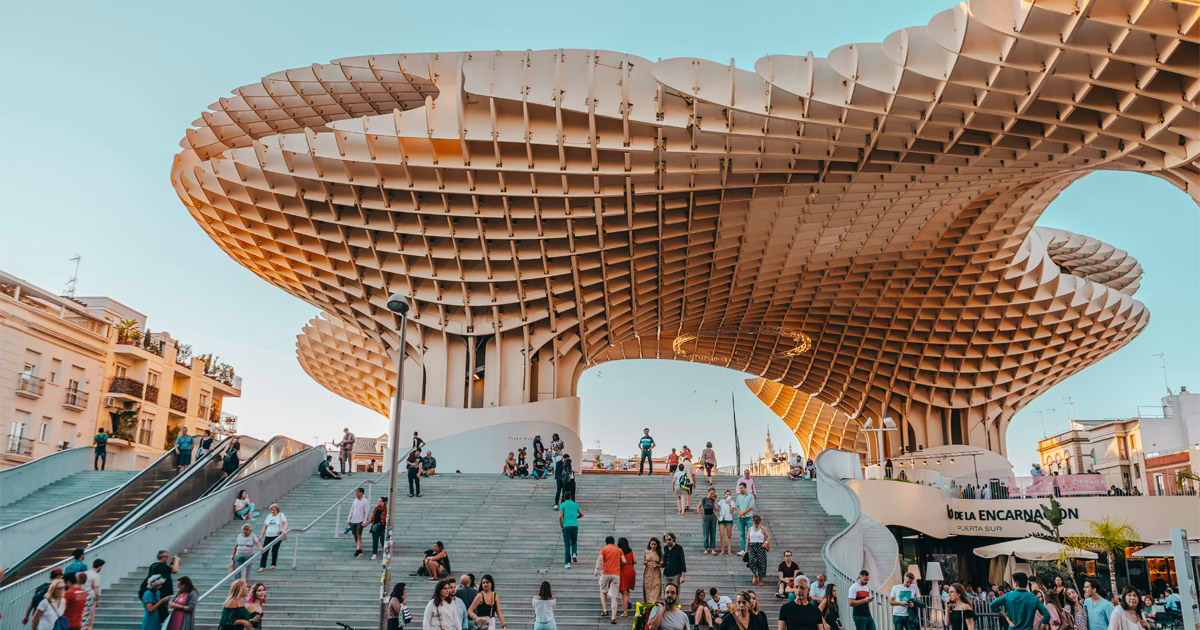 Place ensoleillee de Seville avec terrasses, l'une des villes les plus heureuses d'Europe