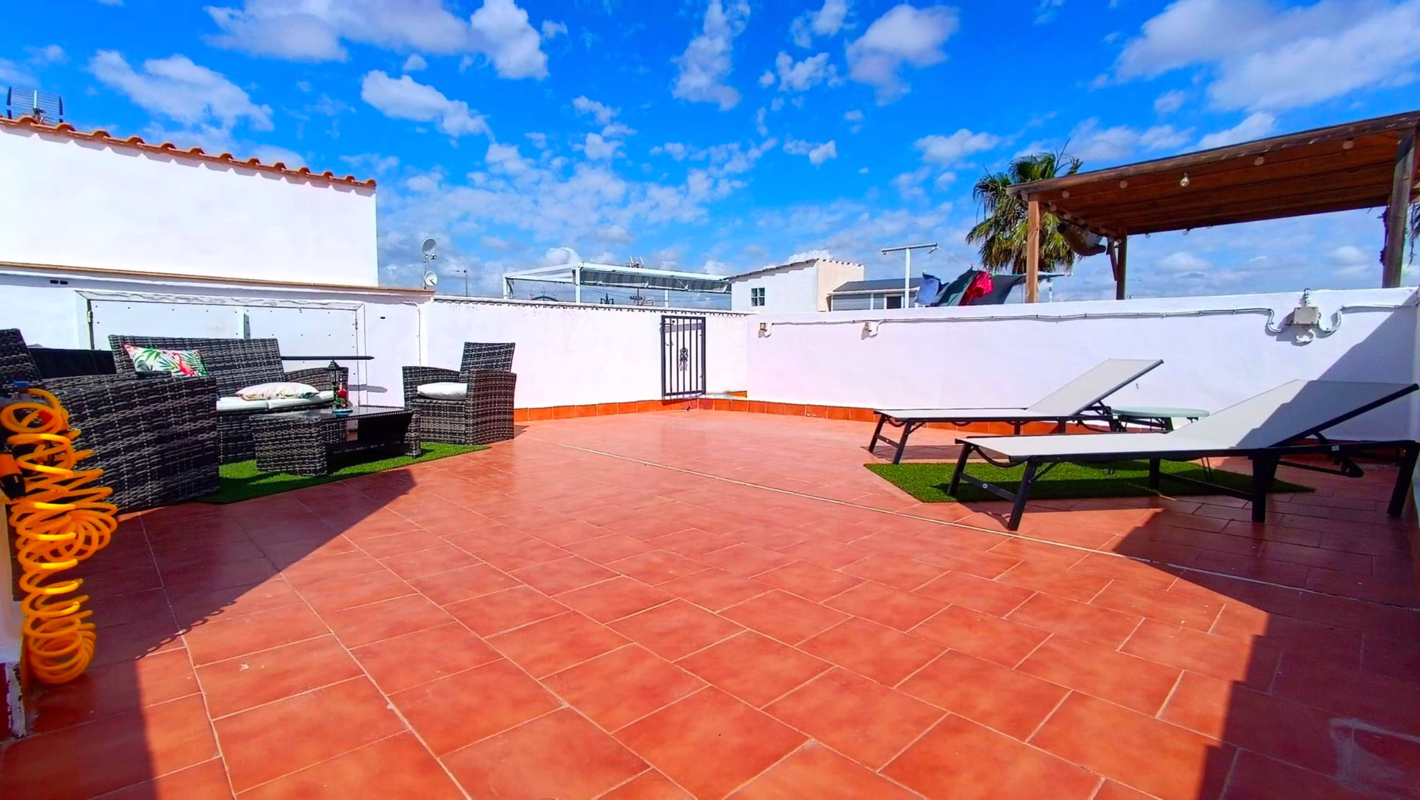 solarium-maison-mitoyenne-torrevieja-costa-blanca Grande terrasse solarium d’une maison mitoyenne à Torrevieja sur la Costa Blanca, espace extérieur privatif avec zone détente et ensoleillement méditerranéen toute l’année.