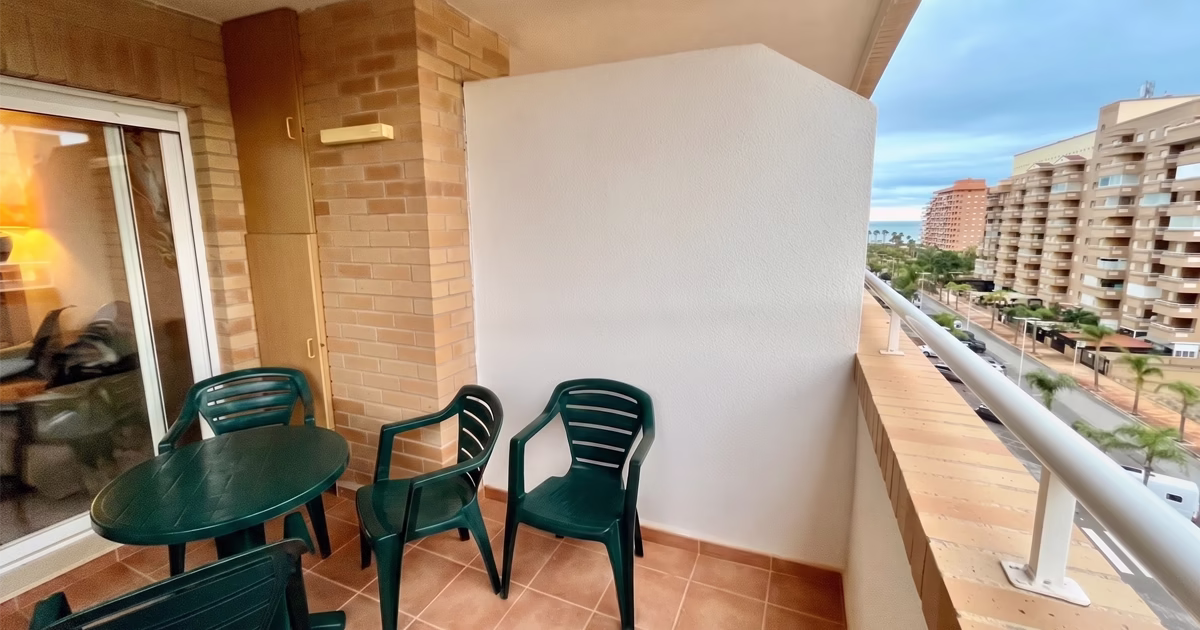 terrasse-appartement-proche-plage-oropesa-del-mar. Terrasse d’un appartement à Oropesa del Mar sur la Costa Azahar, espace extérieur privatif à proximité du front de mer et des plages de la côte méditerranéenne espagnole.