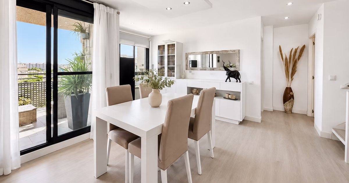 Séjour lumineux avec accès à la terrasse d’un appartement à Valence
