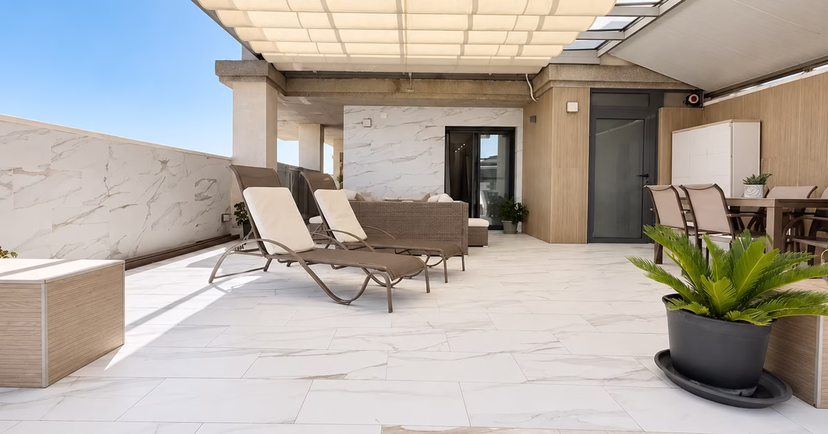Terrasse spacieuse avec transats et espace repas d’un appartement à Valence