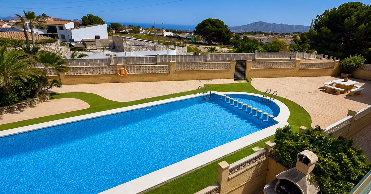 Maison à Polop avec piscine commune et vue sur les montagnes de la Costa Blanca, dans un environnement résidentiel ensoleillé.