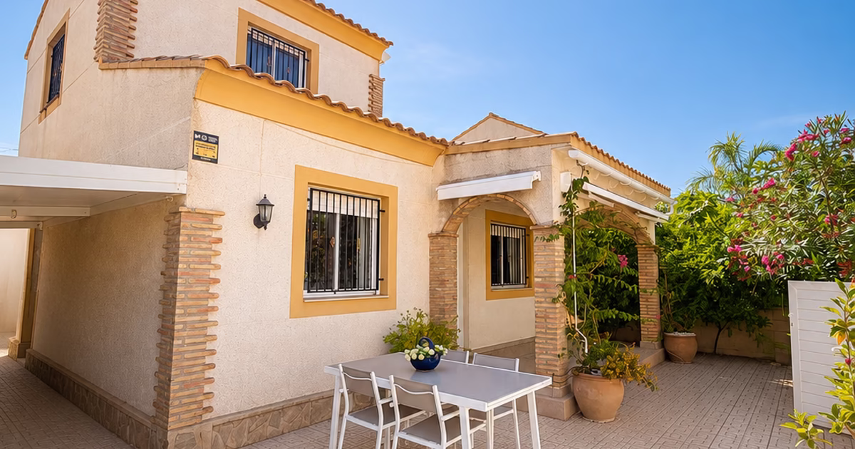 Maison à Polop sur la Costa Blanca avec grande terrasse extérieure ensoleillée, idéale comme résidence principale ou secondaire en Espagne.