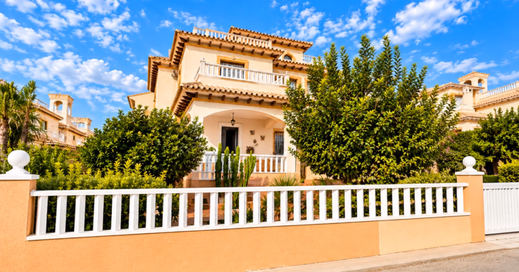 Façade d’une villa à Cabo Roig avec jardin méditerranéen