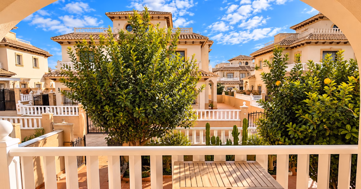 villa-cabo-roig-terrasse-couverte Terrasse couverte d’une villa à Cabo Roig donnant sur le jardin